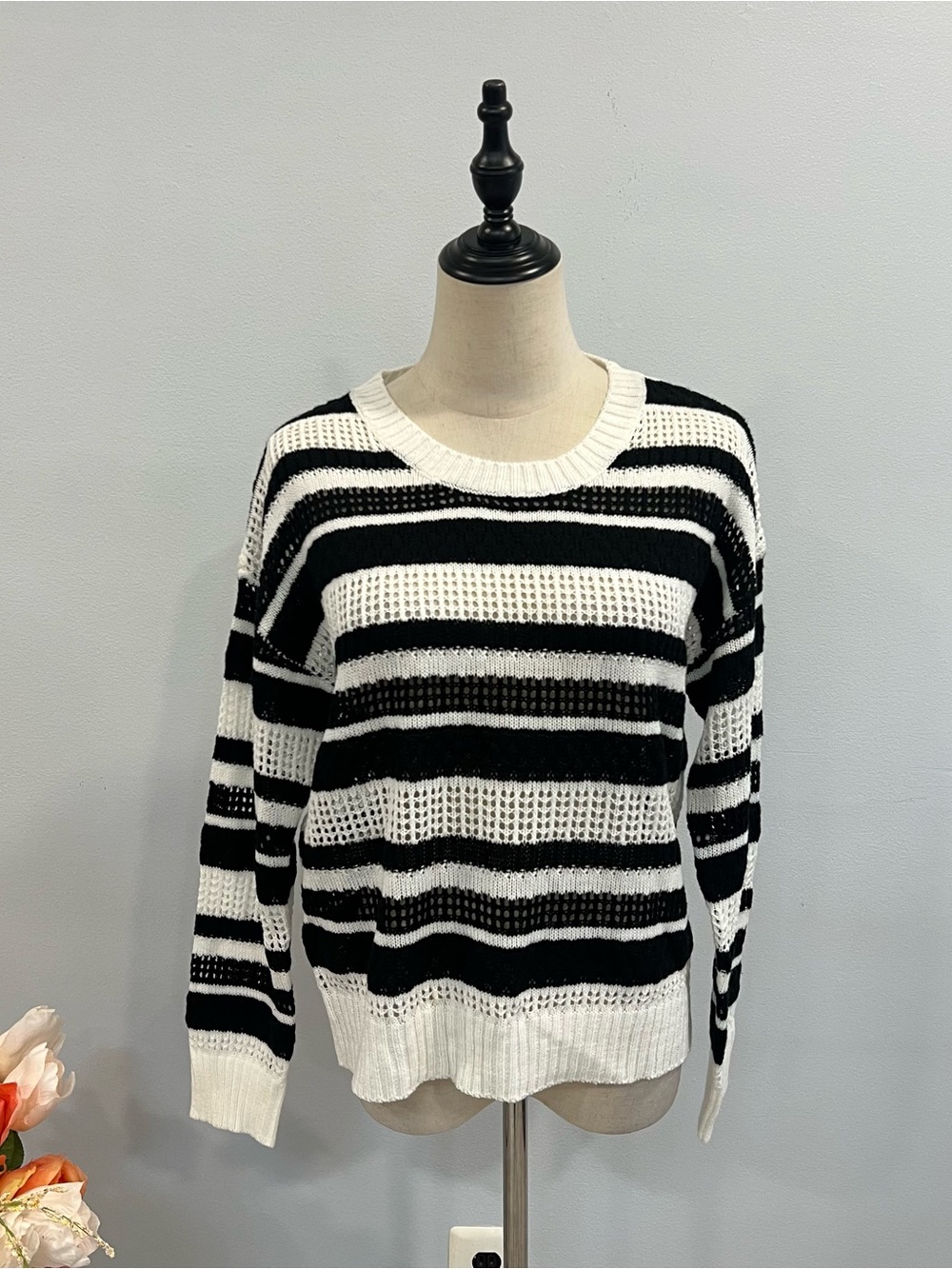 RAFIANA White & Black Stripes Knitted Long Sleeves Sweater With Eyeholes Size S